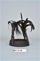 籐編木雕人像羽毛頭飾藏品圖，第7張